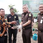 Serahkan Bibit Pohon