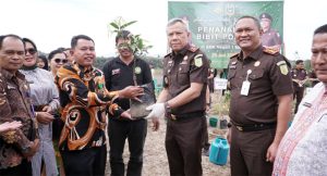 Serahkan Bibit Pohon