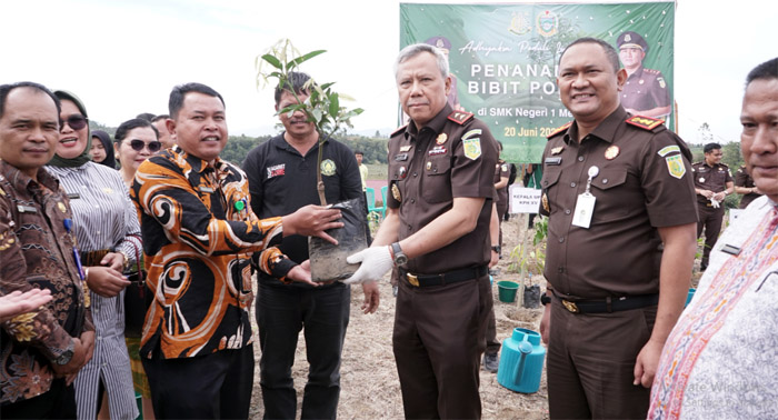 Serahkan Bibit Pohon