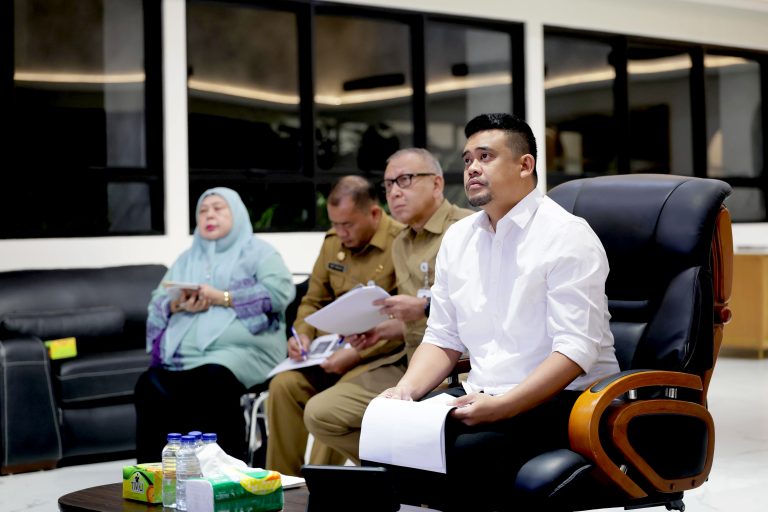 FOTO GUBERNUR SUMUT SIAPKAN 1000 HUNTAP UNTUK KORBAN BENCANA SUMUT 3