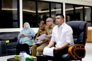 FOTO GUBERNUR SUMUT SIAPKAN 1000 HUNTAP UNTUK KORBAN BENCANA SUMUT 3 copy