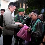 GUBERNUR BERI THR KEPADA WARGA 06.jpg