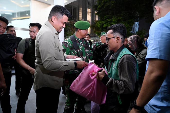 GUBERNUR BERI THR KEPADA WARGA 06.jpg